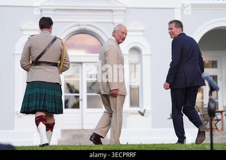 Gouverneur von Bermuda Andrew Murdoch (rechts) mit König Karl III. Als er nach einem Empfang im Garten des Regierungshauses in Hamilton am ersten Tag des Staatsbesuchs in Bermuda verlässt. Bilddatum: Freitag, 1. Mai 2026. Stockfoto