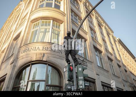 Berlin, Tel Aviv, Deutschland. Mai 2026. Ein msked Demonstrant steht an einer Ampel (Foto: © Gaby Schuetze/ZUMA Press Wire) NUR REDAKTIONELLE VERWENDUNG! Nicht für kommerzielle ZWECKE! Stockfoto