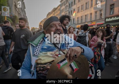 Berlin, Tel Aviv, Deutschland. Mai 2026. Ein Demonstrant spielt Cymbals (Foto: © Gaby Schuetze/ZUMA Press Wire) NUR REDAKTIONELLE VERWENDUNG! Nicht für kommerzielle ZWECKE! Stockfoto