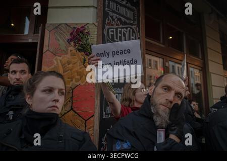 Berlin, Tel Aviv, Deutschland. Mai 2026. Ein Demonstrant hält während des Protestes ein Schild. (Kreditbild: © Gaby Schuetze/ZUMA Press Wire) NUR REDAKTIONELLE VERWENDUNG! Nicht für kommerzielle ZWECKE! Stockfoto