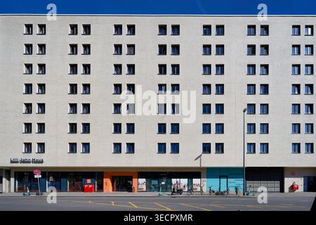 Köln, Deutschland April 30 2026: Die moderne Klinkerfassade des Lilli Jahn Hauses in Köln-Raderberg. Zeitgenössische Architektur eines Studentenwohnheims Stockfoto