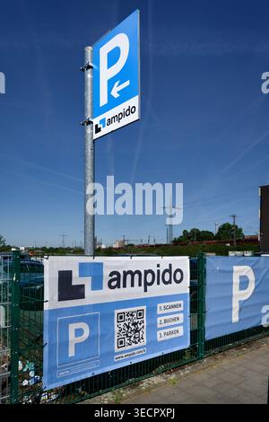 Köln, Deutschland April 30 2026: Ampido-Schild mit QR-Code zur Parkbuchung per App in Köln-Raderberg. Ein Beispiel für moderne Smart City mobile Stockfoto