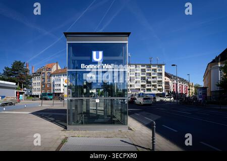 Köln, Deutschland April 30 2026: Moderne Glasfassade des U-Bahneingangs „Bonner Wall“ in Köln. Eine Station der Nord-Süd-Stadtbahn unter einem c Stockfoto