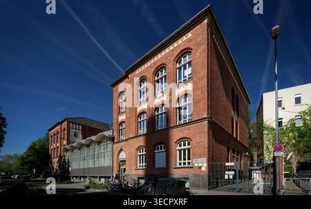 Köln, Deutschland April 30 2026: Die Volksschule Zugweg in der Kölner Südstadt. Historisches rotes Backsteingebäude mit charakteristischen Rundbogenfenstern unter Stockfoto