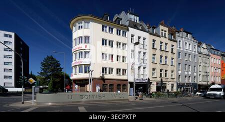 Köln, Deutschland April 30 2026: Straßenszene an der Bonner Straße/Bonner Mauer in Köln. Das Eckgebäude der ehemaligen Traditionsgaststätte Trips'e Bo Stockfoto