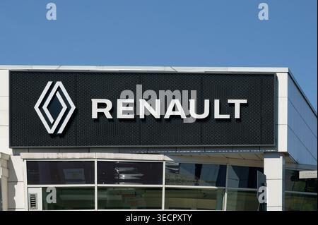 Köln, Deutschland April 30 2026: Nahaufnahme der modernen Renault-Beschilderung und Fassade eines Autohauses in Köln. Editorial. Stockfoto