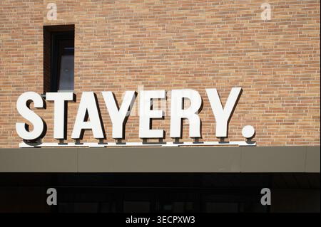 Köln, Deutschland April 30 2026: Die weiße Schrift der STAYERY Wohnungen in Köln-Ehrenfeld. Moderne Backsteinfassade eines Pensionshauses für die Gegenwart Stockfoto
