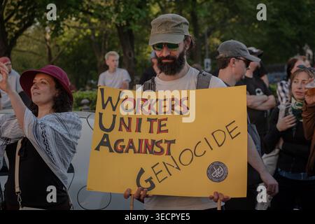 Berlin, Tel Aviv, Deutschland. Mai 2026. Ein Demonstrant hält ein Schild. (Kreditbild: © Gaby Schuetze/ZUMA Press Wire) NUR REDAKTIONELLE VERWENDUNG! Nicht für kommerzielle ZWECKE! Stockfoto