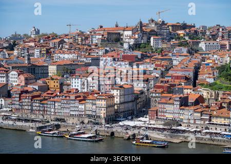 Erhöhter Blick auf das Stadtbild von Porto Ribeira und die historische Architektur von einer erhöhten Position auf der Brücke Ponte Luís I Stockfoto
