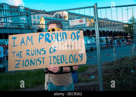 Berlin, Berlin, Deutschland. Mai 2026. Ein Demonstrant hält am 1. Mai in Berlin ein anti-zionistisches Plakat. Tausende von Menschen marschieren in den straßen von Berlin Kreuzberg/NeukÃ¶ln zur jährlichen Demonstration des Internationalen Arbeitstages, mit intensivem Pro-Palästina-Charakter und Polizeigewalt am Ende der Demomnstration. (Kreditbild: © Nikos Kanistras/ZUMA Press Wire) NUR REDAKTIONELLE VERWENDUNG! Nicht für kommerzielle ZWECKE! Stockfoto