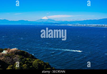 Spektakuläre Aussicht auf den Fuji bei Sonnenuntergang über die Sagami-Bucht von der Küste der Insel Enoshima, Fujisawa, Japan. Stockfoto