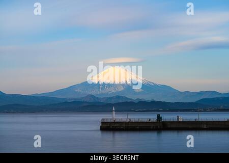 Spektakuläre Aussicht auf den Fuji bei Sonnenuntergang über die Sagami-Bucht von der Küste der Insel Enoshima, Fujisawa, Japan. Stockfoto