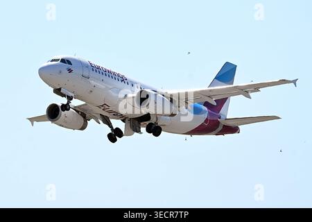 Fiumicino, Italien, Flugzeug zum Flughafen Fiumicino Airbus A319 Eurowings D-AGWX .Flugzeug zum Flughafen Fiumicino. Fiumicino Italien, 1. Mai 2026. Imago-images/Emmefoto Copyright: XImago-images/Emmefotox Stockfoto