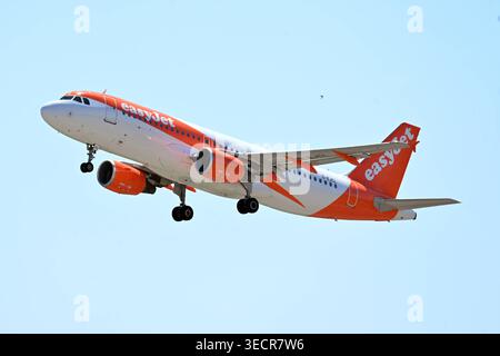 Fiumicino, Italien, Flugzeug zum Flughafen Fiumicino Airbus A320 easyJet G-EJCL .Flugzeug zum Flughafen Fiumicino. Fiumicino Italien, 1. Mai 2026. Imago-images/Emmefoto Copyright: XImago-images/Emmefotox Stockfoto