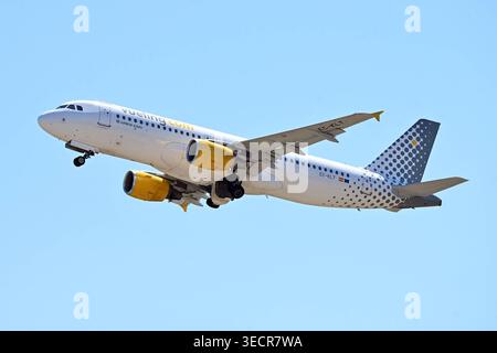 Fiumicino, Italien, Flugzeug zum Flughafen Fiumicino Airbus A320 Vueling EC-KLT .Flugzeug zum Flughafen Fiumicino. Fiumicino Italien, 1. Mai 2026. Imago-images/Emmefoto Copyright: XImago-images/Emmefotox Stockfoto
