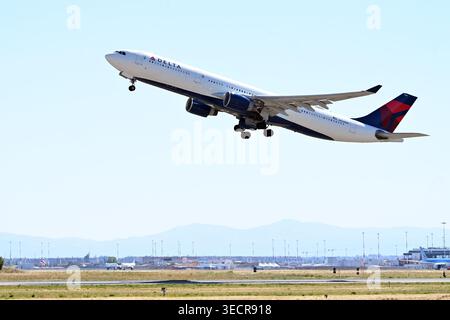 Roma, Latium. Mai 2026. Airbus A330-300 Delta N820NW zum Flughafen Fiumicino. Fiumicino (Italien), 1. Mai 2026. (Foto: AllShotLive/SIPA USA) Credit: SIPA USA/Alamy Live News Stockfoto