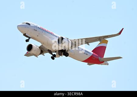 Roma, Latium. Mai 2026. Airbus A320neo EC-NER .Flugzeug zum Flughafen Fiumicino. Fiumicino (Italien), 1. Mai 2026. (Foto: AllShotLive/SIPA USA) Credit: SIPA USA/Alamy Live News Stockfoto