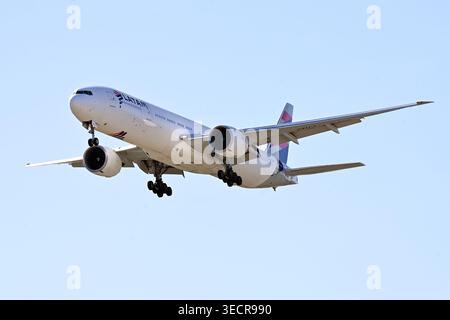 Roma, Latium. Mai 2026. Boeing 777-300 er Latam .Flugzeug zum Flughafen Fiumicino. Fiumicino (Italien), 1. Mai 2026. (Foto: AllShotLive/SIPA USA) Credit: SIPA USA/Alamy Live News Stockfoto
