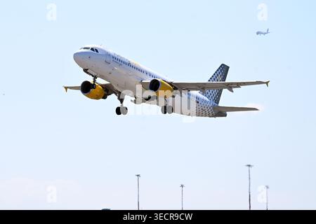 Roma, Latium. Mai 2026. Airbus A320 Vueling EC-KLT.Flugzeug zum Flughafen Fiumicino. Fiumicino (Italien), 1. Mai 2026. (Foto: AllShotLive/SIPA USA) Credit: SIPA USA/Alamy Live News Stockfoto