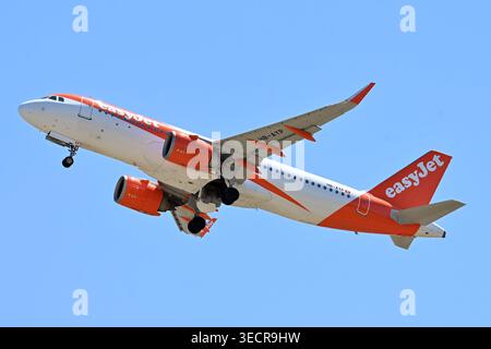 Roma, Latium. Mai 2026. Airbus A320 easyJet HB-AYP .Flugzeug zum Flughafen Fiumicino. Fiumicino (Italien), 1. Mai 2026. (Foto: AllShotLive/SIPA USA) Credit: SIPA USA/Alamy Live News Stockfoto