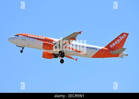 Roma, Latium. Mai 2026. Airbus A320 easyJet G-EJCL.Flugzeug zum Flughafen Fiumicino. Fiumicino (Italien), 1. Mai 2026. (Foto: AllShotLive/SIPA USA) Credit: SIPA USA/Alamy Live News Stockfoto