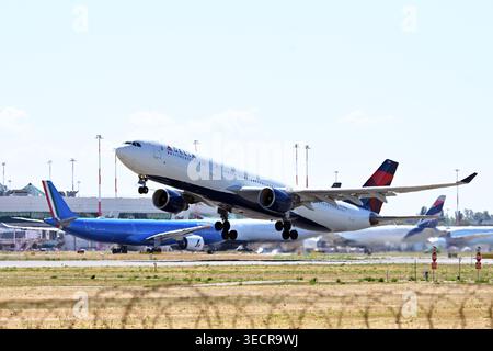 Roma, Latium. Mai 2026. Airbus A330-300 Delta N820NW zum Flughafen Fiumicino. Fiumicino (Italien), 1. Mai 2026. (Foto: AllShotLive/SIPA USA) Credit: SIPA USA/Alamy Live News Stockfoto