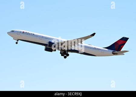 Roma, Latium. Mai 2026. Airbus A330-300 Delta N820NW zum Flughafen Fiumicino. Fiumicino (Italien), 1. Mai 2026. (Foto: AllShotLive/SIPA USA) Credit: SIPA USA/Alamy Live News Stockfoto