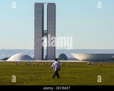 Brasilia, DF, Brasilien, 19. Juni 2005. Weite Aufnahme des Nationalkongresspalastes mit seinen berühmten Doppeltürmen und Kuppeln, entworfen von Oscar Niemeyer, Stockfoto