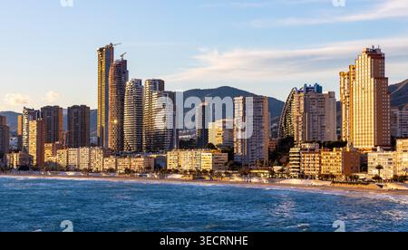 Benidorm, Spanien - 21. Januar 2026: Touristische Skyline des Stadtzentrums bei Sonnenuntergang mit berühmten Wolkenkratzern am westlichen Strand von Poniente am Mittelmeer Stockfoto