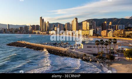 Benidorm, Spanien - 21. Januar 2026: Touristische Skyline des Stadtzentrums bei Sonnenuntergang mit berühmten Wolkenkratzern am westlichen Strand von Poniente am Mittelmeer Stockfoto