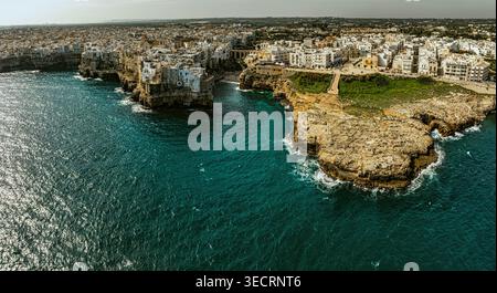 Blick aus der Vogelperspektive auf die malerische und historische Küstenstadt, die auf Klippen mit Blick auf die blaue Adria gebaut wurde. Polignano A Mare, Provinz Bari, Apulien Stockfoto