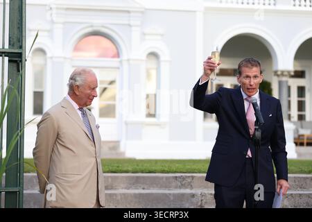 König Karl III. Beobachtet, wie der Gouverneur von Bermuda Andrew Murdoch während eines Empfangs im Garten des Regierungshauses in Hamilton, am ersten Tag des Staatsbesuchs in Bermuda, einen Toast auslöst. Bilddatum: Freitag, 1. Mai 2026. Stockfoto