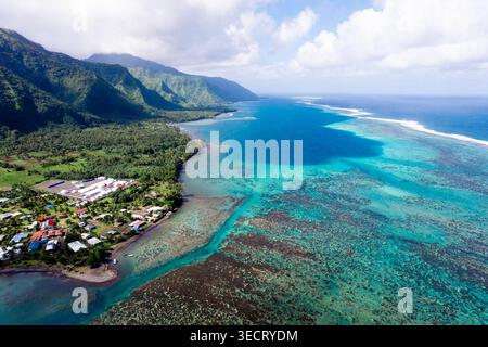 Panoramablick auf Moorea, Französisch-Polynesien, mit smaragdgrünen Bergen, Küstendorf und lebendiger türkisfarbener Lagune mit Korallenriff und offenem Paci Stockfoto