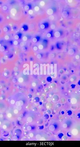 Ein abstrakter Hintergrund mit violetten Kugeln mit ätherischem Bokeh-Effekt. Dieses optisch fesselnde Bild schafft eine traumhafte, ruhige Atmosphäre Stockfoto