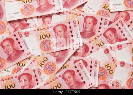 Viele verschiedene chinesische Yuan-Banknoten. Chinesische Papierwährung Yuan Renminbi-Banknoten als Hintergrund. Stockfoto