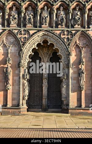 Gotische Kathedrale mit Statuen von Heiligen und Königen Stockfoto