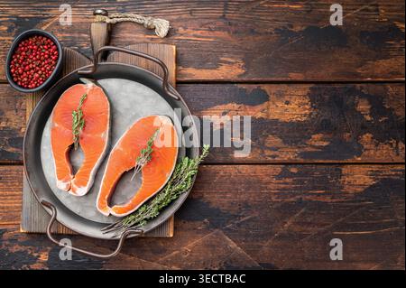 Frische, ungekochte Koho-Lachs-Steaks in der Pfanne, Naturholzhintergrund für Kochkonzept Stockfoto