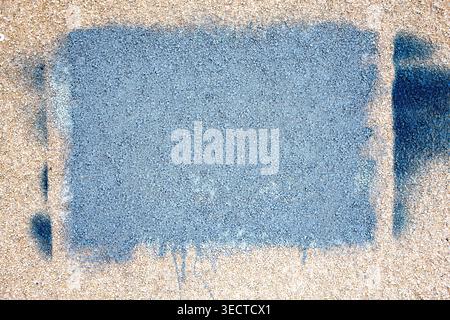 Bemalte Wand mit blauem Rechteckschnitt, perfekt für Textplatzierung und Nachrichtenübermittlung Stockfoto