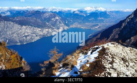 Panoramablick auf den Gardasee und die schneebedeckten Alpen vom Monte Baldo, Italien. Stockfoto
