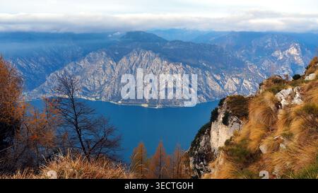 Panoramablick auf den Gardasee und die schneebedeckten Alpen vom Monte Baldo, Italien. Stockfoto