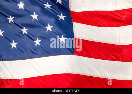 Vereinigte Staaten Flagge Gestickte Sterne Genähte Streifen Washington DC Vereinigte Staaten | WASHINGTON D.C., Vereinigte Staaten — Eine Nahaufnahme von gestickten Sternen und genähten Streifen zeigt das Konstruktionsdetail einer Vereinigten Staaten-Flagge. Der 50-Sterne-Kanton wurde 1960 nach der Aufnahme Hawaiis offiziell und ist in einem versetzten Neunzeilenmuster angeordnet; Außenflags der Regierung verwenden typischerweise strapazierfähiges Nylon mit doppelt genähten Nähten, um Windbeanspruchung zu widerstehen. Stockfoto