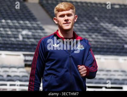 Lewis Hall von Newcastle United kommt zum Premier League-Spiel im St. James' Park, Newcastle upon Tyne. Bilddatum: Samstag, 2. Mai 2026. Stockfoto