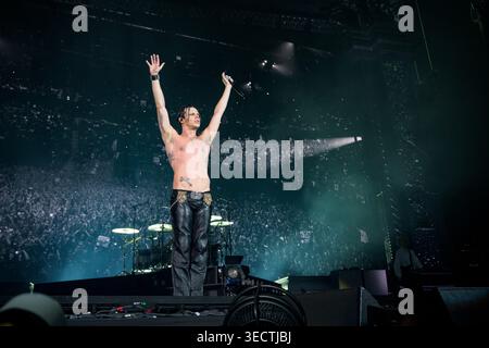 Manchester, Großbritannien. April 2026. Yungblud, echter Name Dominic Richard Harrison, tritt auf seiner ausverkauften „Idols“-Tour in Manchester in der AO Arena auf. 2026- Stockfoto