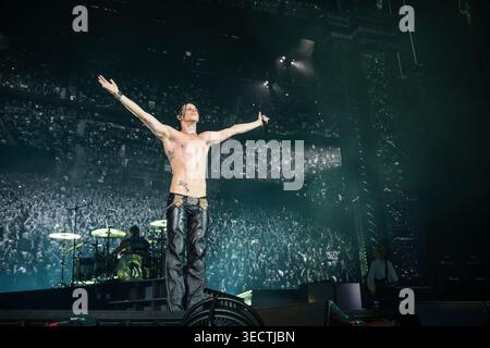 Manchester, Großbritannien. April 2026. Yungblud, echter Name Dominic Richard Harrison, tritt auf seiner ausverkauften „Idols“-Tour in Manchester in der AO Arena auf. 2026- Stockfoto