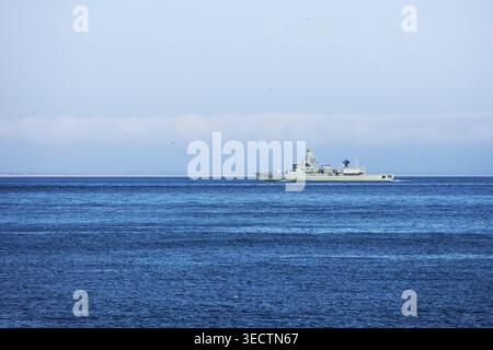 NRP Bartolomeu Dias (F333) Fregatte der portugiesischen Marine, die in der Nähe von Praia do Creiro in Portugal segelt. Stockfoto