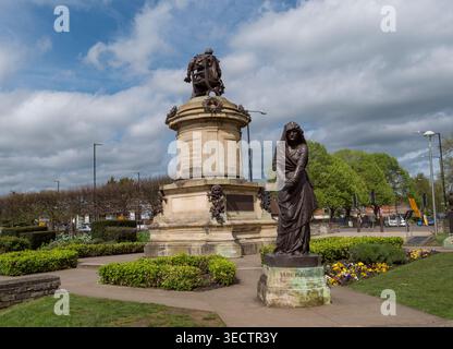 Die Lady Macbeth Statue neben dem William Shakespeare Gower Denkmal in Bath, Warwickshire, UK. Stockfoto