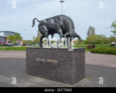 Oxford-Bullen-Maskottchen (siehe Hinweis) vor dem Kassam-Stadion, Heimstatt des Fußballvereins Oxford United, Oxford, UK. Stockfoto