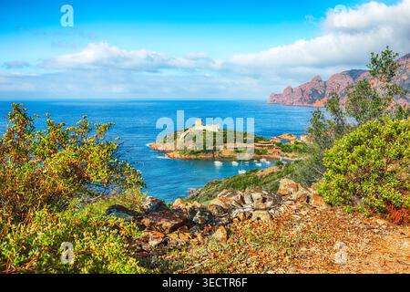 Herrlicher Blick auf die Bucht von Girolata im Naturschutzgebiet von Scandola. Lage: Golf von Girolata, Corse du Sud, Korsika, Frankreich, Europa Stockfoto
