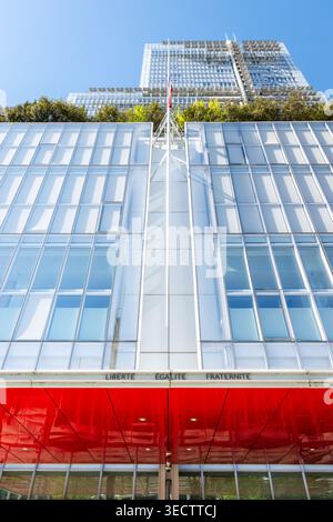 Fassade des Tribunal de Paris (Courthouse of Paris) von Renzo Piano mit dem Motto der Französischen Republik „Liberté, Egalité, Fraternité“. Stockfoto