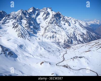 LUFTAUFNAHME. COL du Lautaret, ein Bergpass auf 2057 Metern Höhe, der im Winter geöffnet bleibt. Dahinter La Meije (3987 m) im Ecrins-Massiv. Frankreich. Stockfoto